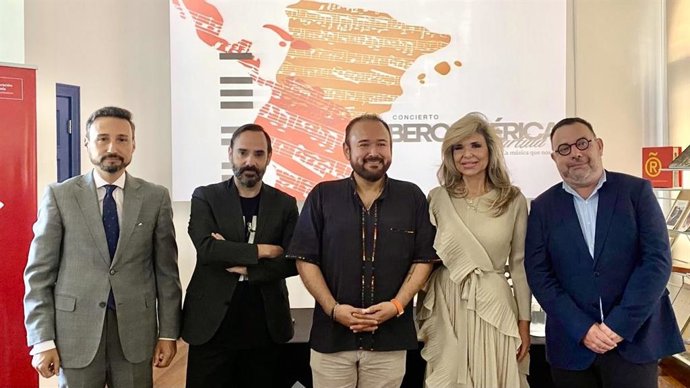 El embajador de España en Panamá, Guzmán Palacios; el pianista Rubén Fernández Aguirre, el tenor Javier Camarena, la embajadora de México en Panamá, Claudia Pavlovich; y el director del FIS, Cosme Marina