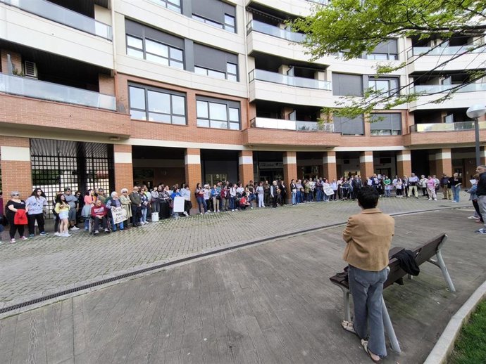Concentración de Asprodema junto a la sede de la entidad