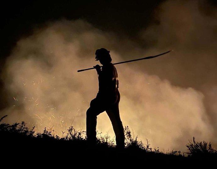 Un bombero trabaja en el incendio de Campollo