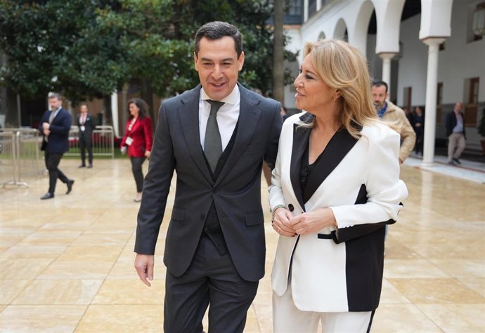 Archivo - El presidente de la Junta de Andalucía y del PP-A, Juanma Moreno (i), y la consejera de Economía, Hacienda y Fondos Europeos, Carolina España (d), en una imagen de archivo.