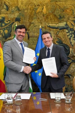 Juan García Liñán y José María Bellido se dan la mano tras la firma del contrato.