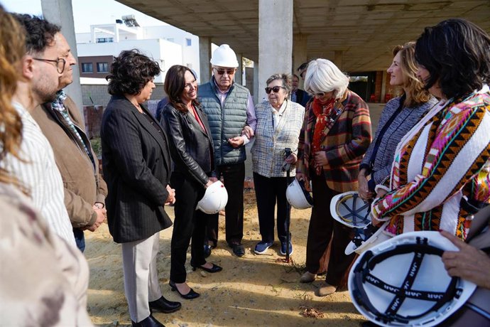 La consejera de Fomento, Articulación del Territorio y Vivienda, Rocío Díaz, durante su visita a las obras de 33 alojamientos protegidos destinados al alquiler social que esta acometiendo la Fundació ARAS.