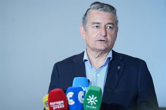 El consejero de Sanidad, Presidencia y Emergencias de la Junta de Andalucía, Antonio Sanz, atiende a los medios en Sevilla (Andalucía, España).