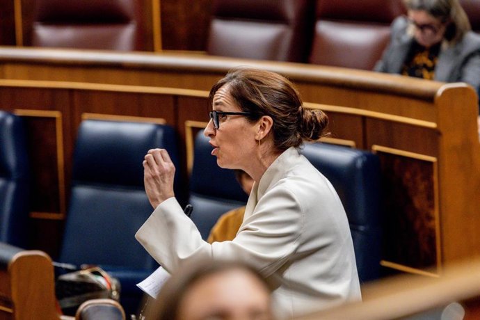 La ministra de Sanidad, Mónica García, interviene durante una sesión de control al Gobierno, en el Congreso, a 25 de marzo de 2026, en Madrid (España).