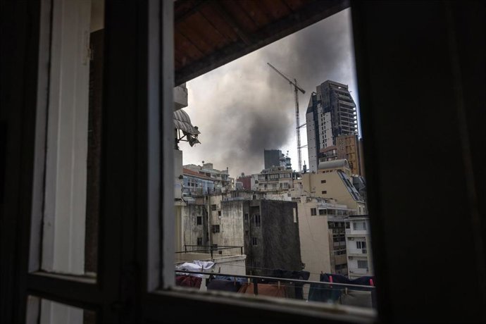 Humo en una zona residencial de la capital libanesa, Beirut