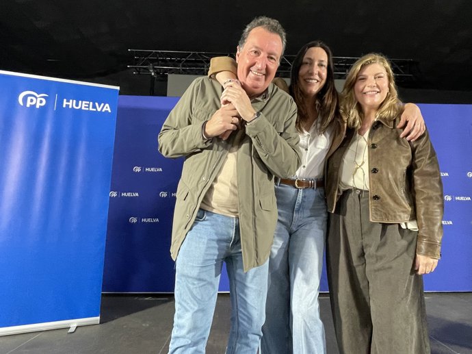 La consejera de Inclusión Social, Juventud, Familias e Igualdad de la Junta, Loles López, el presidente del PP de Huelva, Manuel Andrés González, y la secretaria general del PP de Huelva, Berta Centeno.