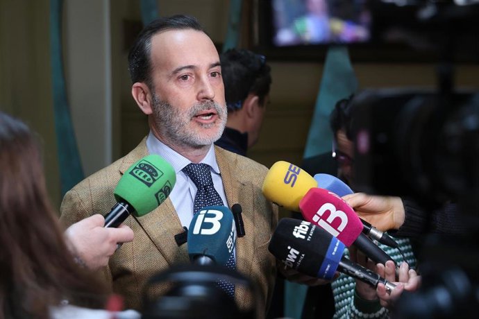 Archivo - El presidente del Parlament balear, Gabriel Le Senne, atiende a los medios de comunicación, en el Parlament, a 21 de febrero de 2025, en Palma de Mallorca, Mallorca, Baleares (España). 