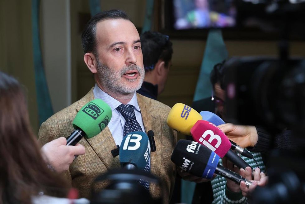 Archivo - El presidente del Parlament balear, Gabriel Le Senne, atiende a los medios de comunicación, en el Parlament, a 21 de febrero de 2025, en Palma de Mallorca, Mallorca, Baleares (España). 