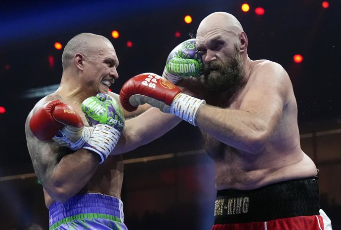 Archivo - 21 December 2024, Saudi Arabia, Riyadh: British boxer Tyson Fury (R) and Ukrainian boxer Oleksandr Usyk fight during the WBA, WBC, WBO, IBO World Heavyweight championship contest at the Kingdom Arena in Riyadh. Photo: Nick Potts/PA Wire/dpa