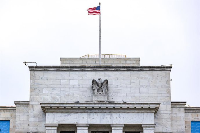 Archivo - FILED - 03 October 2024, US, Washington: The US flag flies at the Federal Reserve. Photo: Valerie Plesch/dpa