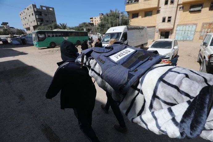 9 de março de 2026, Nuseirat, Território Palestino: Palestinos se despedem dos corpos de três mulheres — uma jornalista, uma criança e uma mulher — no Hospital Al-Awda. Elas foram mortas em um ataque aéreo israelense na noite passada que teve como alvo te