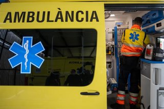 Archivo - Una ambulancia del Servei d'Emergències Mèdiques de la Generalitat