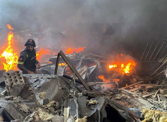 BEIRUTE, 8 de abril de 2026  -- Esta foto tirada com um celular mostra um incêndio causado por um ataque aéreo israelense em Beirute, no Líbano, em 8 de abril de 2026. Até o momento, o ataque israelense ocorrido na quarta-feira em todo o Líbano já causou 