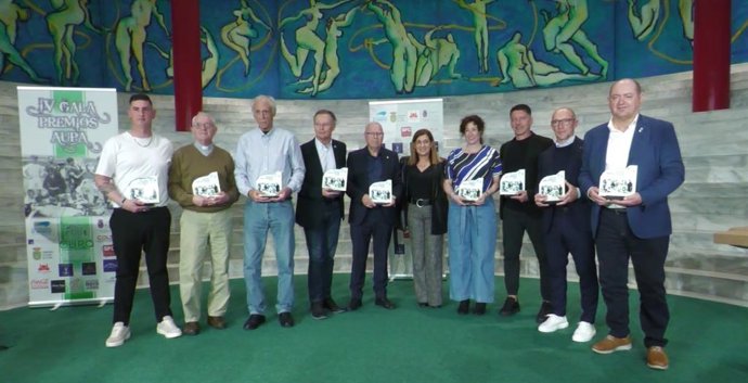 La presidenta de Cantabria, María José Sáenz de Buruaga, durante la IV Gala organizada por la Asociación Unificada de Pequeños Accionistas del Real Racing Club (AUPA).