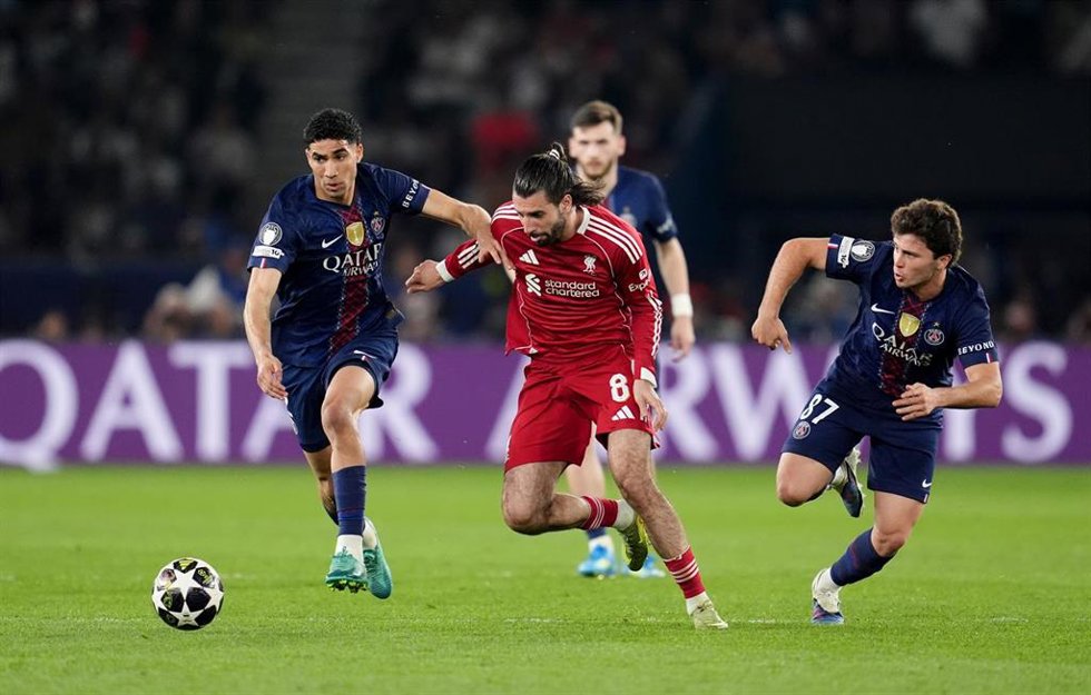 08 April 2026, France, Paris: Liverpool's Dominik Szoboszlai (C) battles for the ball with Paris Saint-Germain's Achraf Hakimi (L) and Joao Neves (R) during the UEFA Champions League quarter-final first leg soccer match between Paris Saint-Germain and Liv