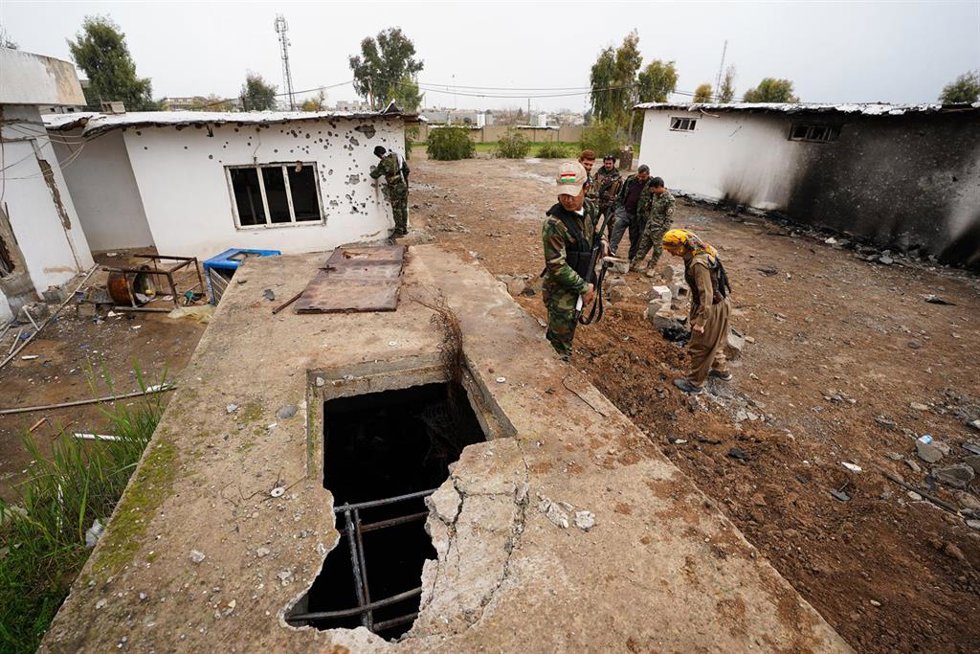 Archivo - Combatientes kurdos examinan la zona afectada por el ataque con drones iraníes en su base cerca de Erbil, capital de la región del Kurdistán iraquí, donde murió un militar francés
