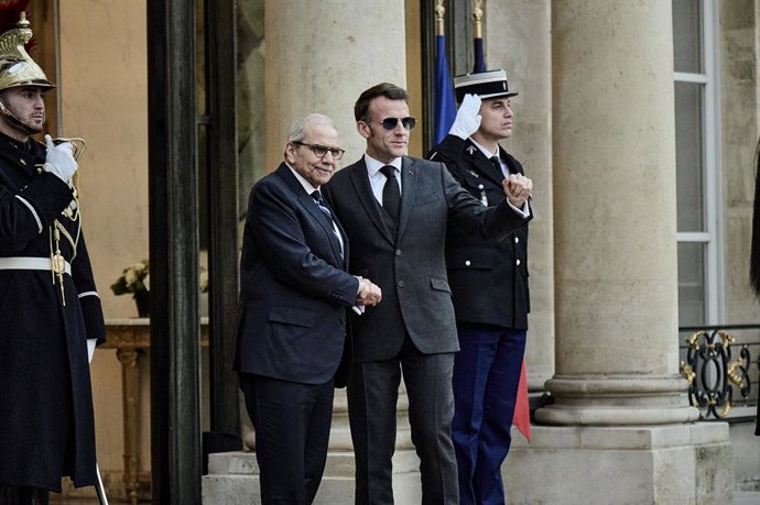 Archivo - Arquivo - 23 de janeiro de 2026, Paris, França: O presidente francês Emmanuel Macron e o primeiro-ministro libanês Nawaf Salam no Palácio do Eliseu, em 23 de janeiro de 2026, para uma reunião bilateral.