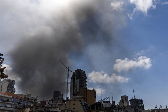 8 de abril de 2026, Beirute, Líbano: A fumaça sobe em direção ao céu após um ataque israelense ter atingido uma área residencial em Beirute, no Líbano, em 8 de abril de 2026. As forças armadas israelenses atacaram pelo menos 100 locais em todo o Líbano em