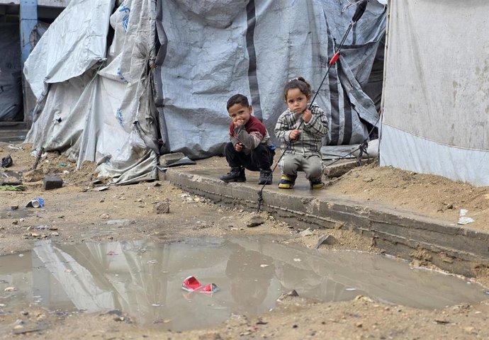 Dos niños palestinos en un campo de desplazados de Jan Yunis, en el suroeste de la Franja de Gaza.
