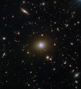 Archivo - May 28, 2025 - Space - This NASA/ESA Hubble Space Telescope image offers us the chance to see a distant galaxy now some 19.5 billion light-years from Earth (but appearing as it did around 11 billion years ago, when the galaxy was 5.5 billion lig