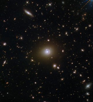 Archivo - May 28, 2025 - Space - This NASA/ESA Hubble Space Telescope image offers us the chance to see a distant galaxy now some 19.5 billion light-years from Earth (but appearing as it did around 11 billion years ago, when the galaxy was 5.5 billion lig