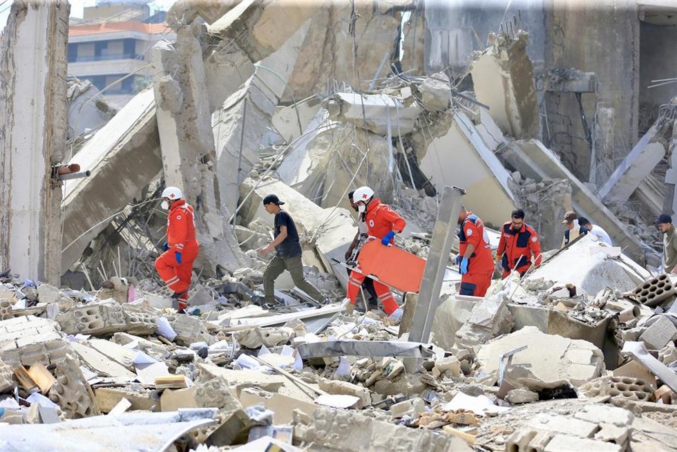 Rescatistas buscan cuerpos y supervivientes en los escombros de los edificios destruidos por los bombardeos del Ejército de Israel en Sidón, Líbano