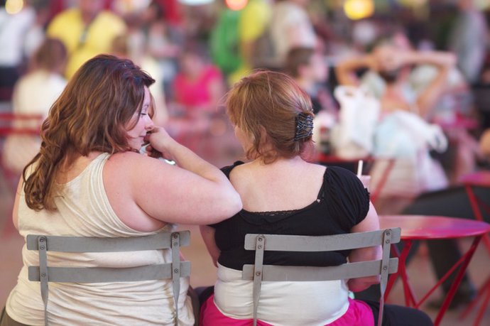 Archivo - Mujeres jóvenes con sentadas de espaldas.