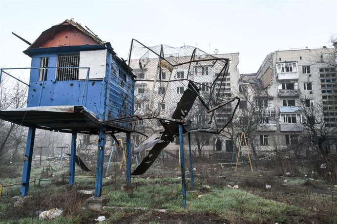 Archivo - Un edificio residencial dañado por bombardeos rusos en la región de Zaporiyia, Ucrania