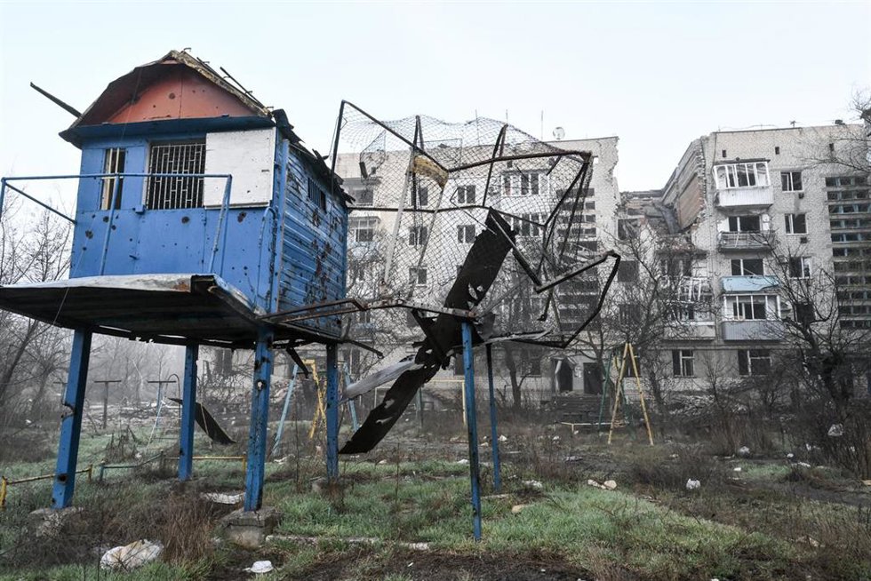 Archivo - Un edificio residencial dañado por bombardeos rusos en la región de Zaporiyia, Ucrania
