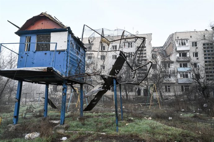 26 de março de 2026, Região de Zaporizhzhia, Ucrânia: Um prédio residencial de grande altura danificado em consequência dos bombardeios russos na cidade de Orikhiv, na linha de frente, na região de Zaporizhzhia, Ucrânia, em 26 de março de 2026. A cidade f