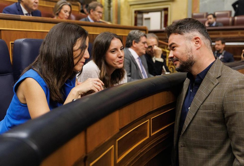 Archivo - Las dirigentes de Podemos Ione Belarra (1i) Irene Montero (2i) y el portavoz de ERC, Gabriel Rufián (1d), conversan en el Congreso de los Diputados, a 27 de septiembre de 2023, en Madrid (España).