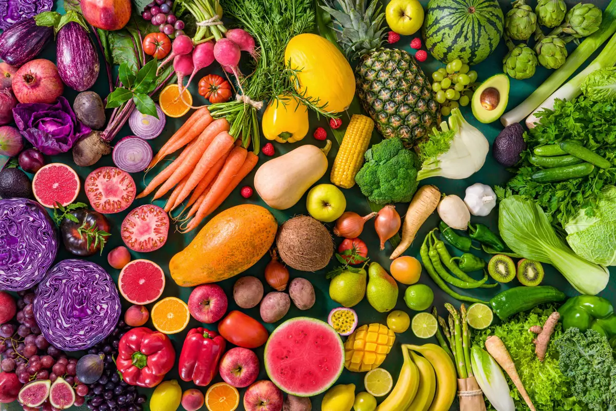 Frutas y verduras crudas variadas comida vegana