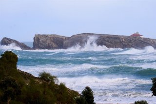 Archivo - Olas rompiendo, a 2 de noviembre de 2023, en Santander, Cantabria (España). La Agencia Estatal de Meteorología (AEMET) ha activado en Cantabria el aviso rojo por fenómenos costeros adversos, con olas que rozan en algunos casos los once metros de