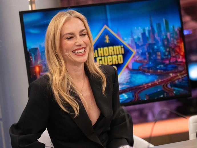 Kira Miró rompe la sobriedad de su look al más puro estilo 'catwoman' con estas botas altas que alargan la silueta