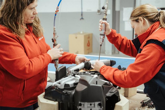 Archivo - Dos trabajadoras en una fábrica 