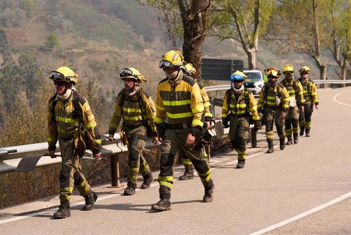 Bomberos trabajan en la extinción de los incendios activos en esta oleada