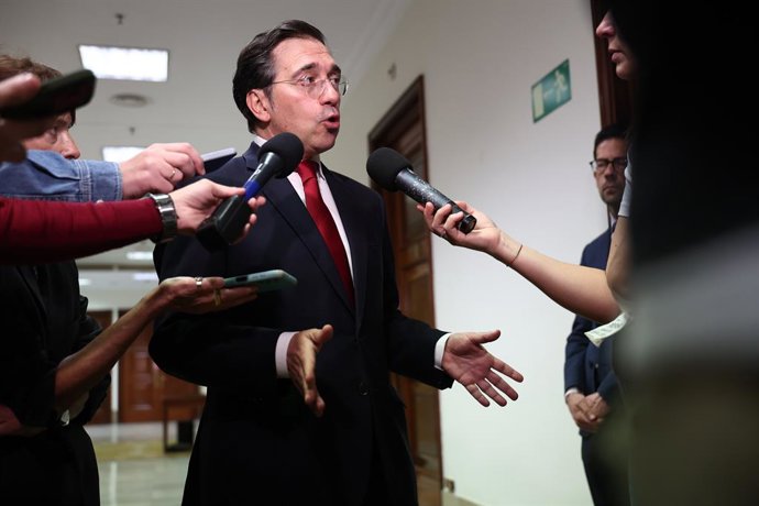 O ministro das Relações Exteriores, da União Europeia e da Cooperação, José Manuel Albares, atende à imprensa ao chegar à Comissão de Relações Exteriores, no Congresso, em 9 de abril de 2026, em Madri (Espanha).  Durante sua audiência, Albares informou qu