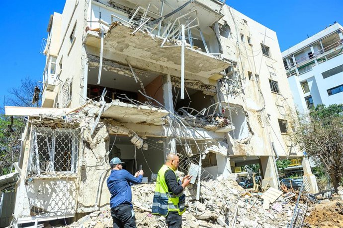 Daños materiales en Tel Aviv tras un ataque de Irán contra Israel en respuesta a la ofensiva lanzada por sorpresa el 28 de febrero por Israel y Estados Unidos contra Irán (archivo)