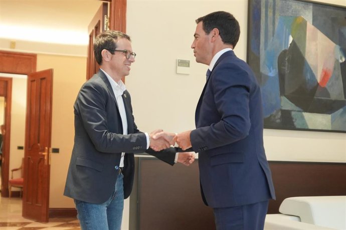 Archivo - El lehendakari, Imanol Pradales (d), recibe al líder de EH Bildu en el Parlamento Vasco, Pello Otxandiano (i), a 9 de septiembre de 2025, en Vitoria-Gasteiz, Álava-Araba