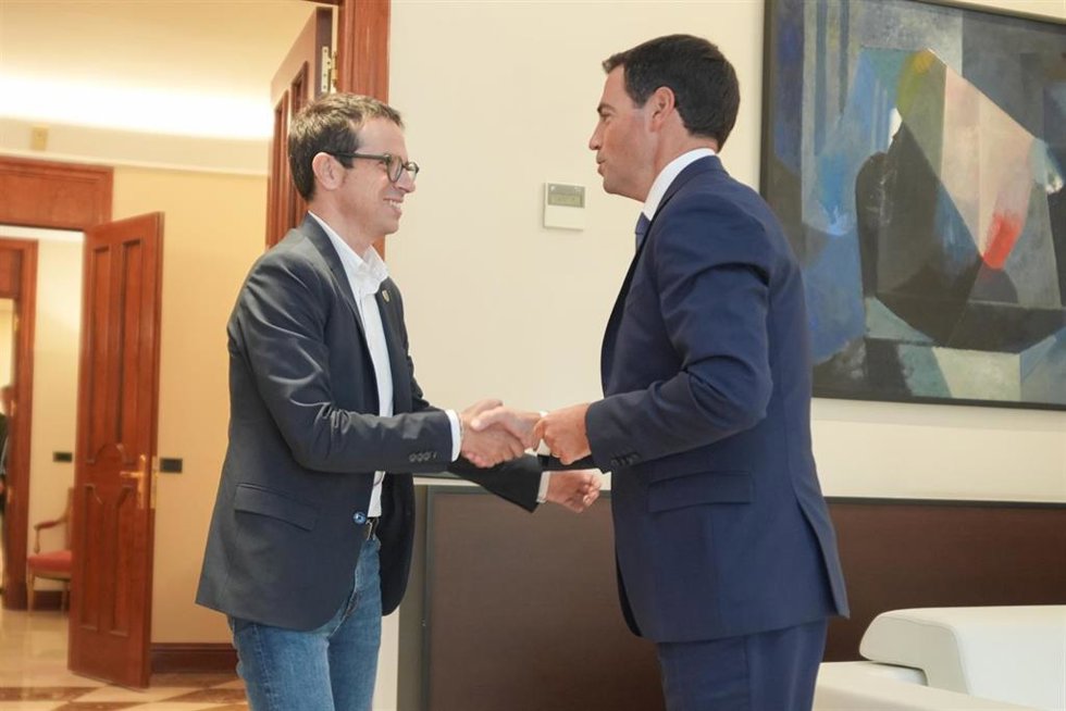 Archivo - El lehendakari, Imanol Pradales (d), recibe al líder de EH Bildu en el Parlamento Vasco, Pello Otxandiano (i), a 9 de septiembre de 2025, en Vitoria-Gasteiz, Álava-Araba