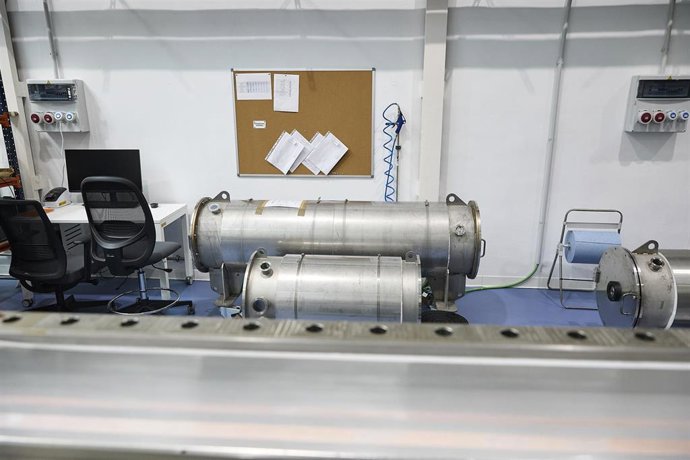 Archivo - Maquinaria industrial y herramientas para el tratamiento y la producción de imanes.