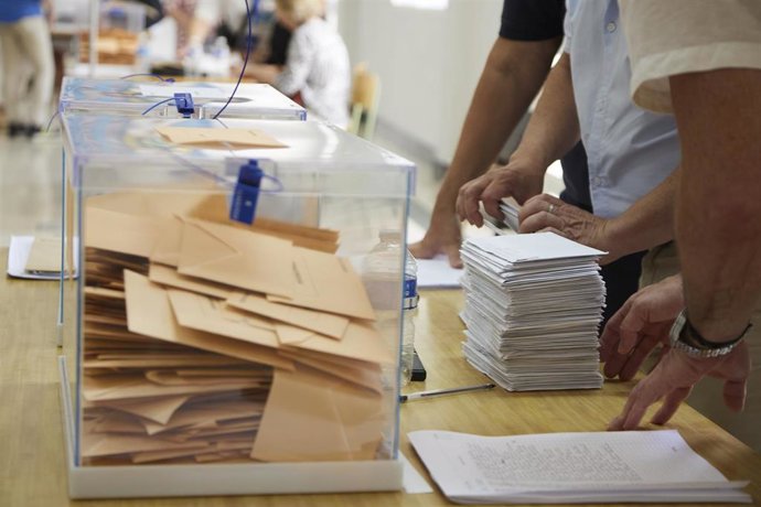 Archivo - Una mesa electoral comienza a contabilizar los votos. Imagen de archivo. 