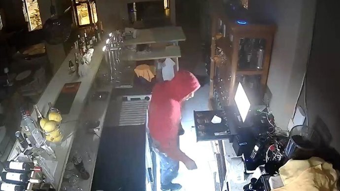 El presunto autor en el interior de uno de los establecimientos de hostelería de Albox (Almería) durante uno de los robos investigados.