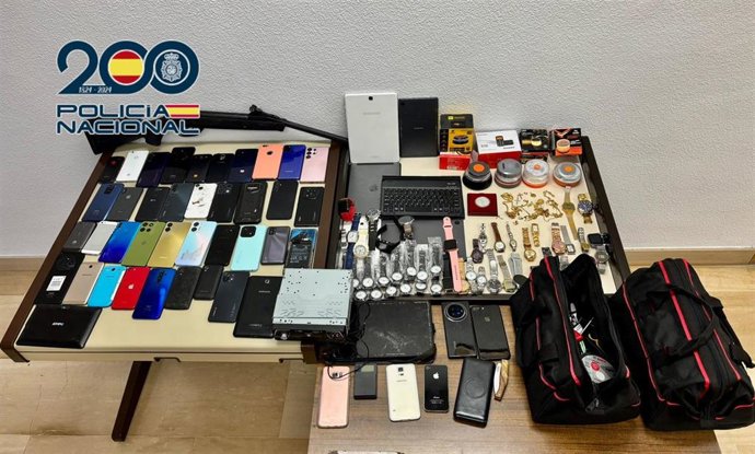 Desmantelan un punto de venta de objetos robados en una vivienda en Alicante, con tres detenidos