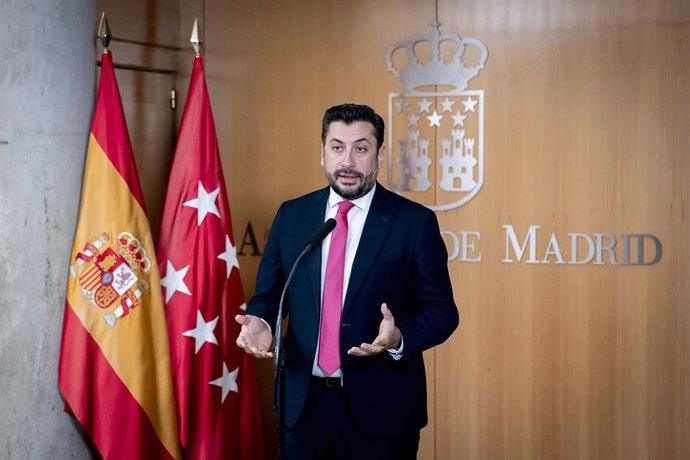 El portavoz del PP en la Asamblea, Carlos Díaz Pache, atiende a los medios al término de una sesión plenaria en la Asamblea de Madrid, a 12 de marzo de 2026, en Madrid (España).