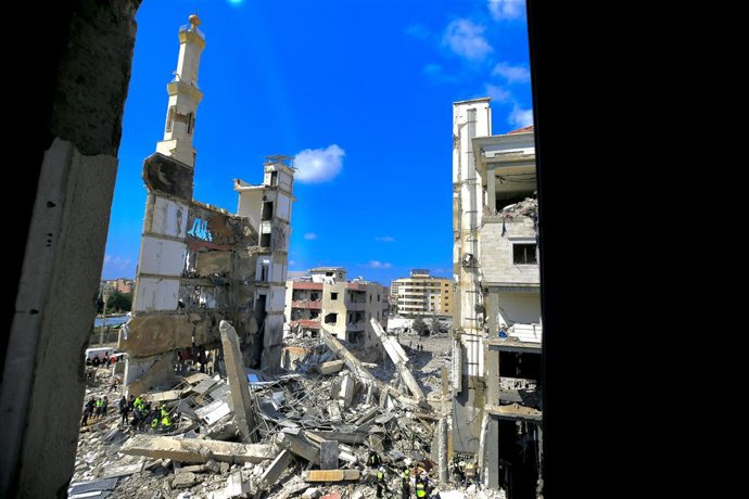 SIDON, 8 de abril de 2026  -- Equipes de resgate inspecionam os escombros de edifícios destruídos no local de um ataque israelense na cidade de Sidon, no sul do Líbano, em 8 de abril de 2026. O ataque israelense ocorrido na quarta-feira em todo o Líbano m