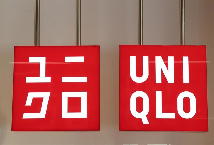 Archivo - Cartel de la nueva flagship store de Uniqlo, a 26 de marzo de 2025, en Madrid (España). El nuevo local ubicado en el complejo de Azca en el Paseo de la Castellana cuenta con una superficie de 1.200 metros cuadrados distribuidos en tres plantas. 