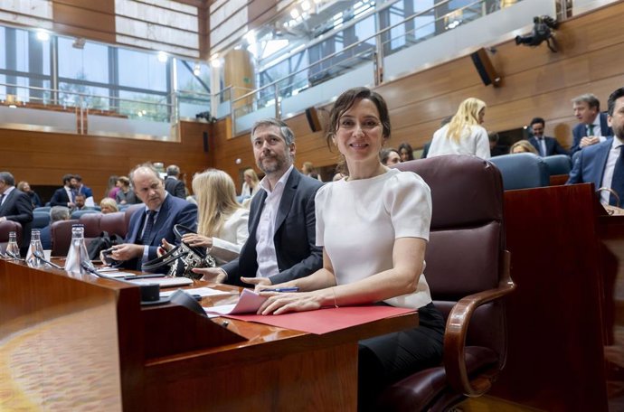 La presidenta de la Comunidad de Madrid, Isabel Díaz Ayuso (d), y el consejero de Presidencia, Justicia y Administración Local, y portavoz del Gobierno autonómico, Miguel Ángel García Martín (I), durante el Pleno de la Asamblea de Madrid, a 9 de abril de 