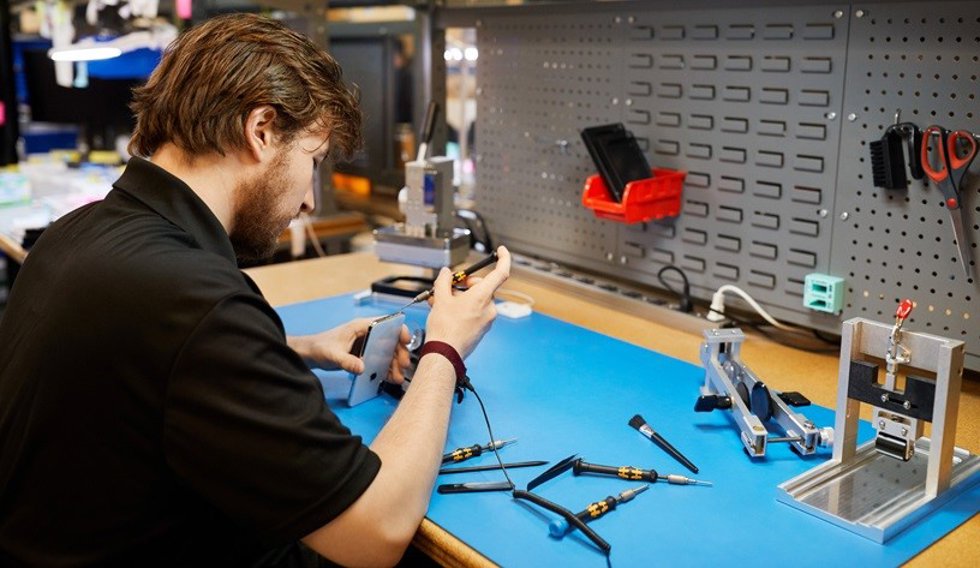 Archivo - Servicio de reparación de iPhone.