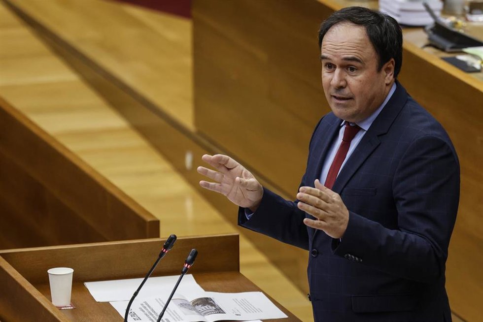 Archivo - El president de la Generalitat, Juanfran Pérez Llorca, durante una sesión de control